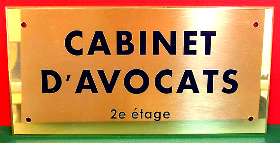 Plaque professionnelle d&rsquo;avocat : Quelles mentions faire apparaître ?